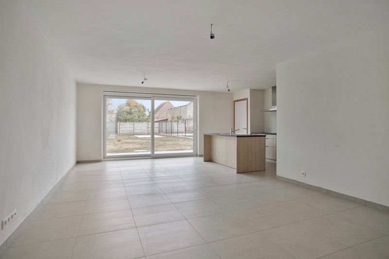 Prachtige, verrassend ruime nieuwbouwwoning met 3 slaapkamers én inpandige garage te koop in Dentergem! foto 3