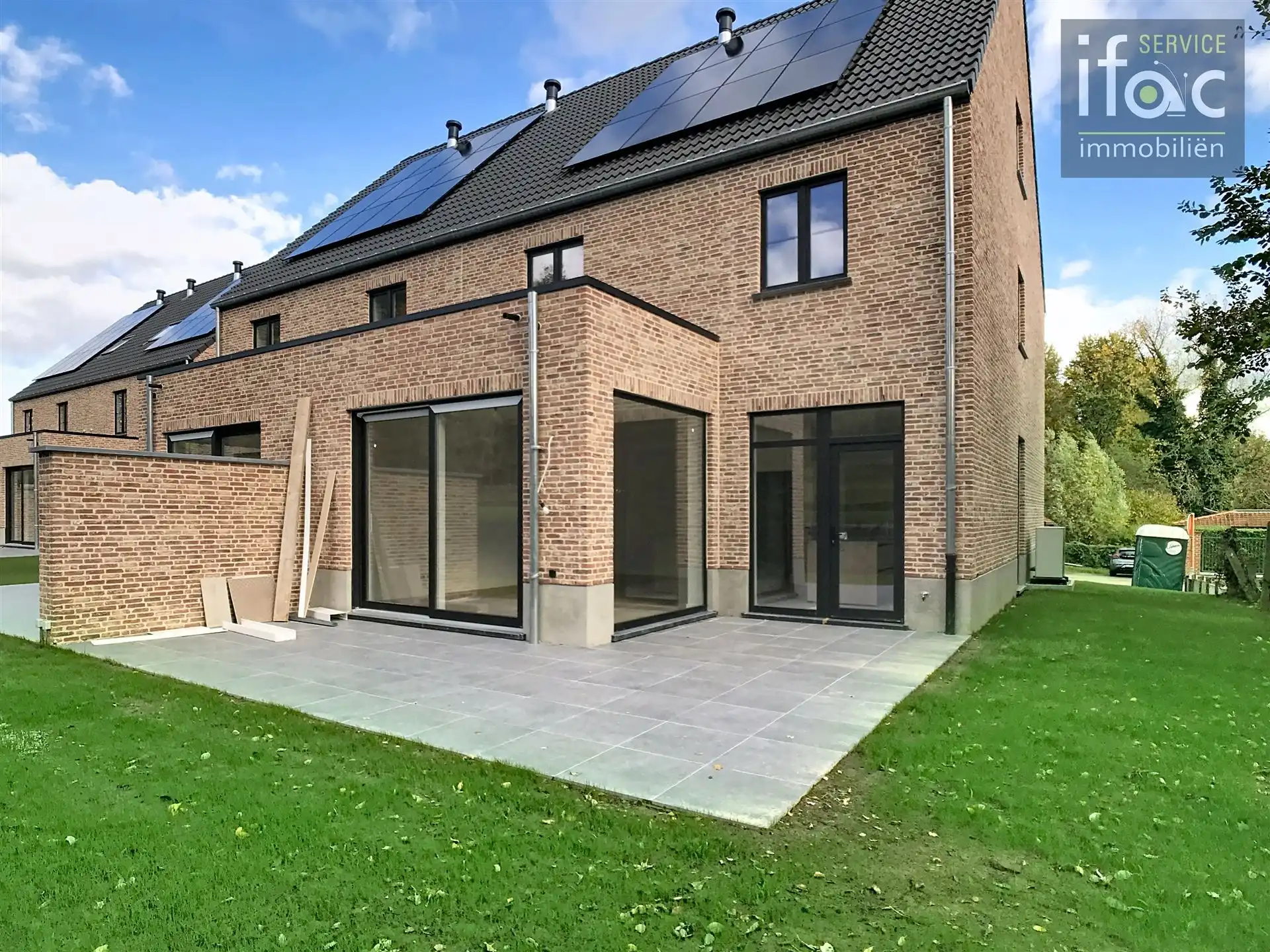 Nieuwbouwwoning met 4 slaapkamers, 2 badkamers en tuin. foto 25