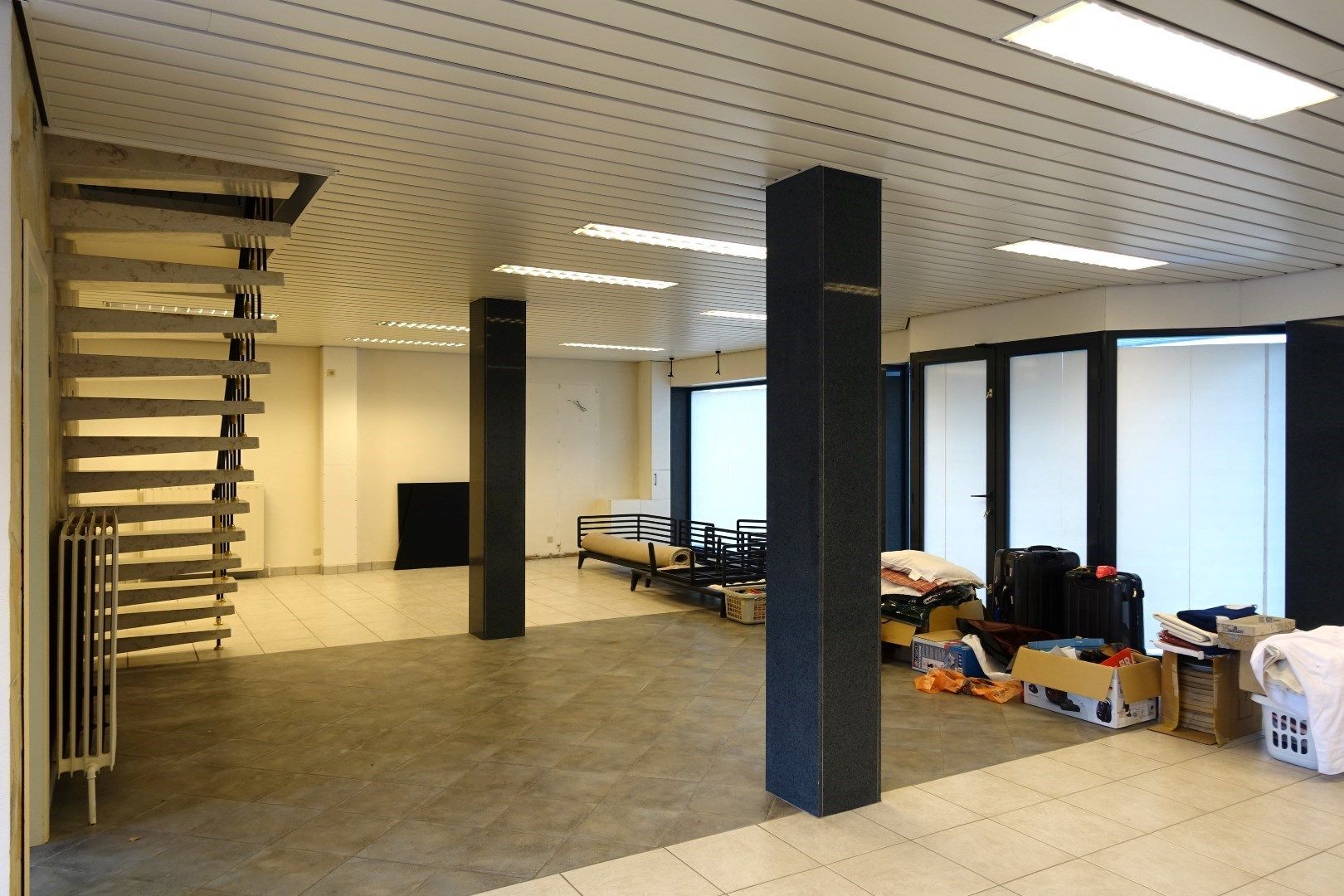 Op te frissen handelspand met woonst en garages op een uitstekende locatie in centrum Oudenburg foto 4