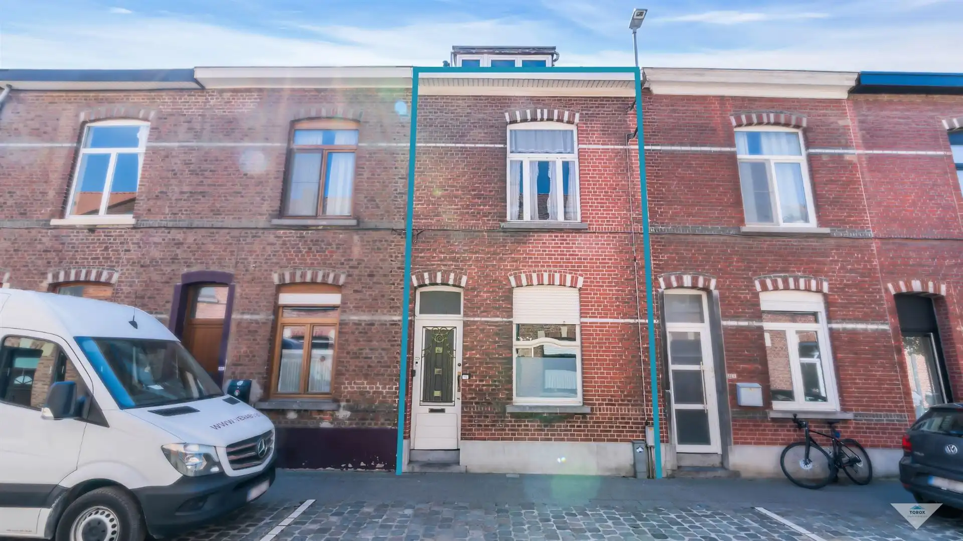 Te renoveren rijwoning met 3 slaapkamers op topligging foto {{pictureIndex}}