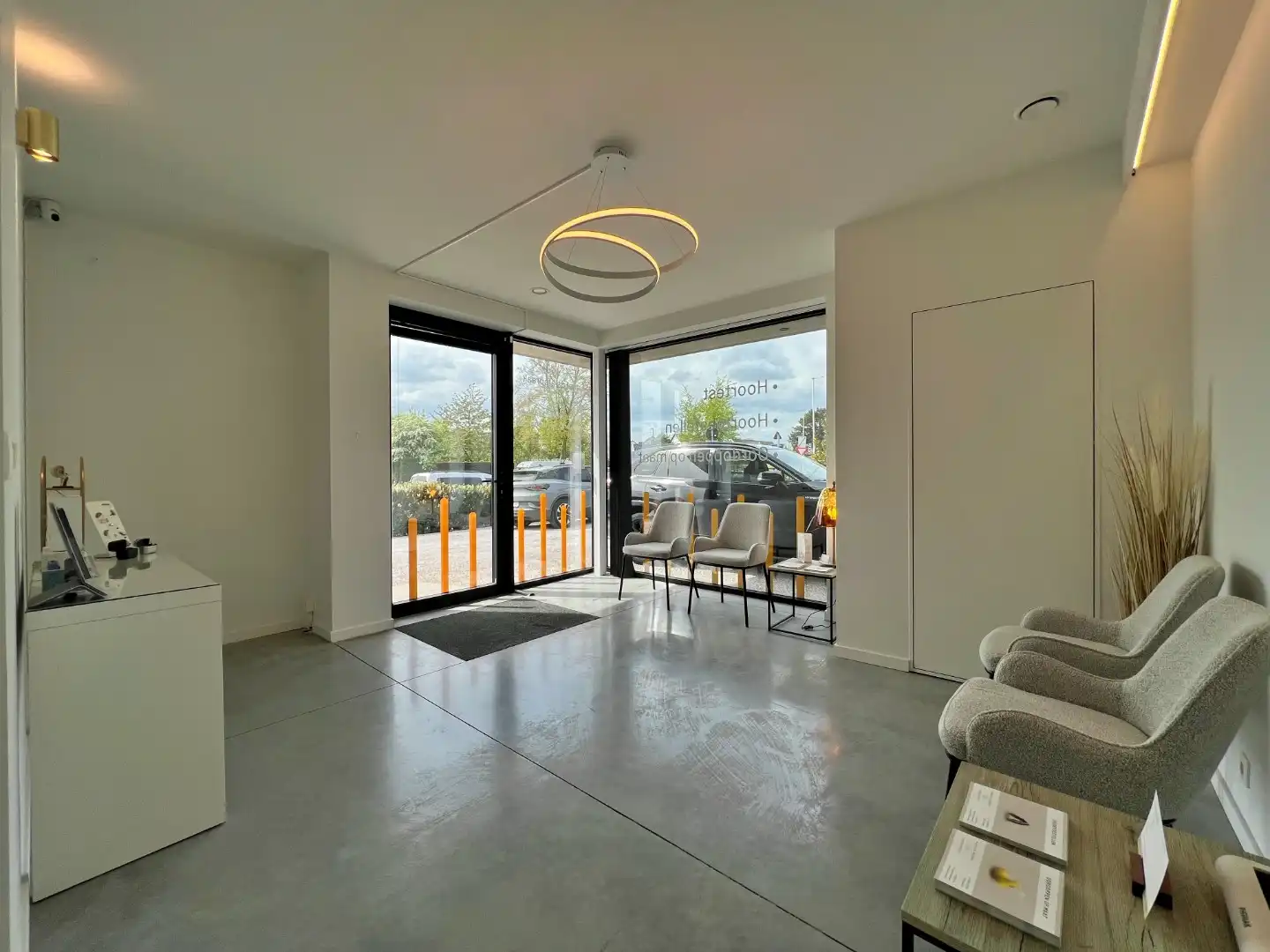 Instapklaar handelspand / praktijkruimte met uitstekende zichtbaarheid te Lievegem foto 2