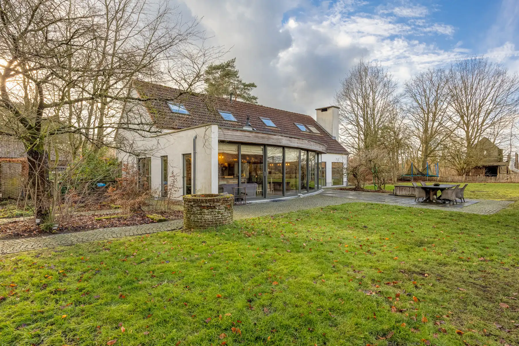 Gerenoveerde hoeve met weiland en stallen op ca. 11 000 m²  foto 3