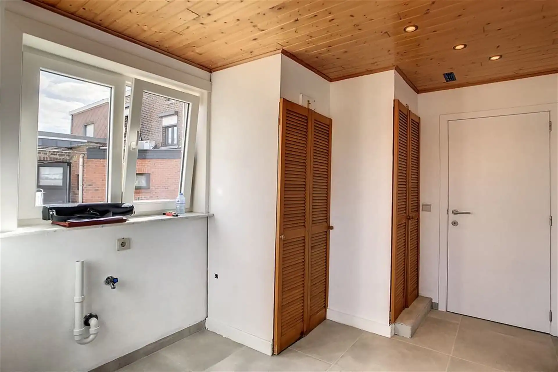 Instapklare half-open bebouwing met 3 slaapkamers en tuin foto 9