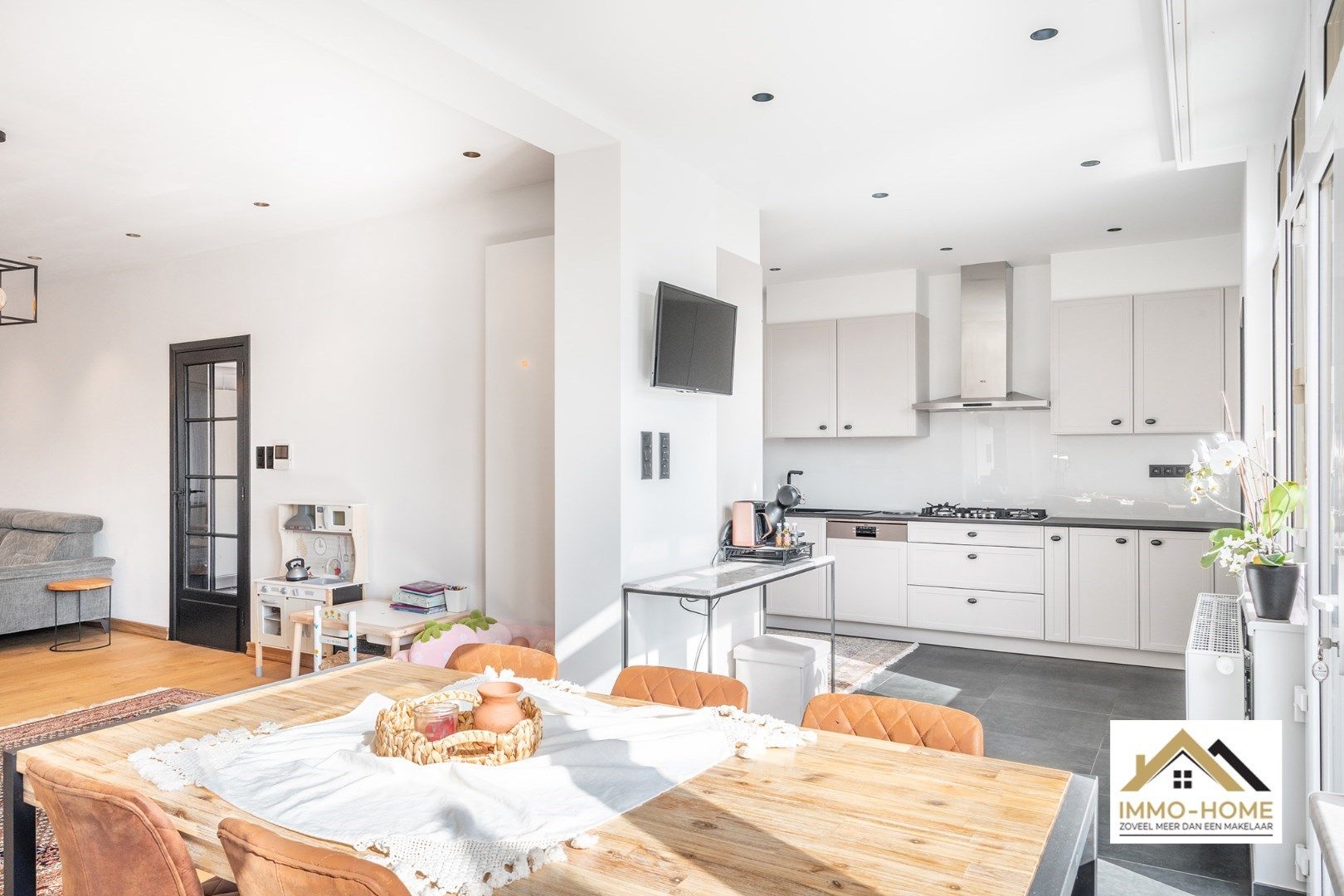 Vrijstaande volledig gerenoveerde woning met riante tuin te Oostakker foto 6