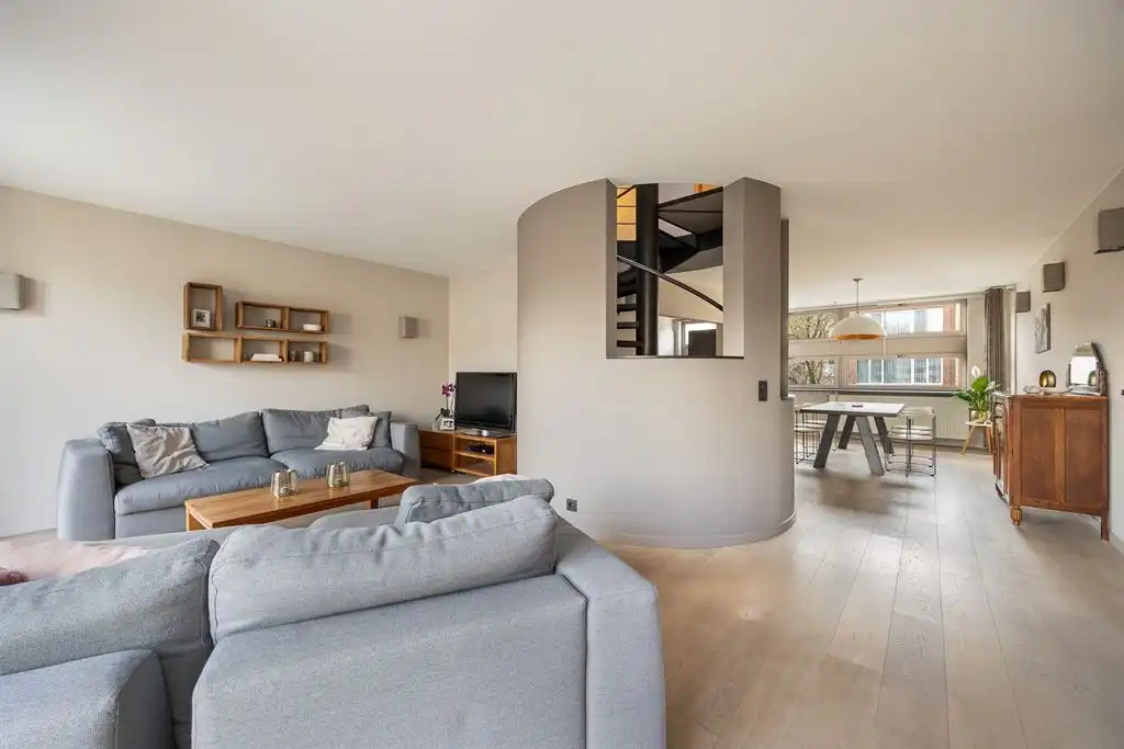 Ruime woning met inpandige garage en tuin foto {{pictureIndex}}