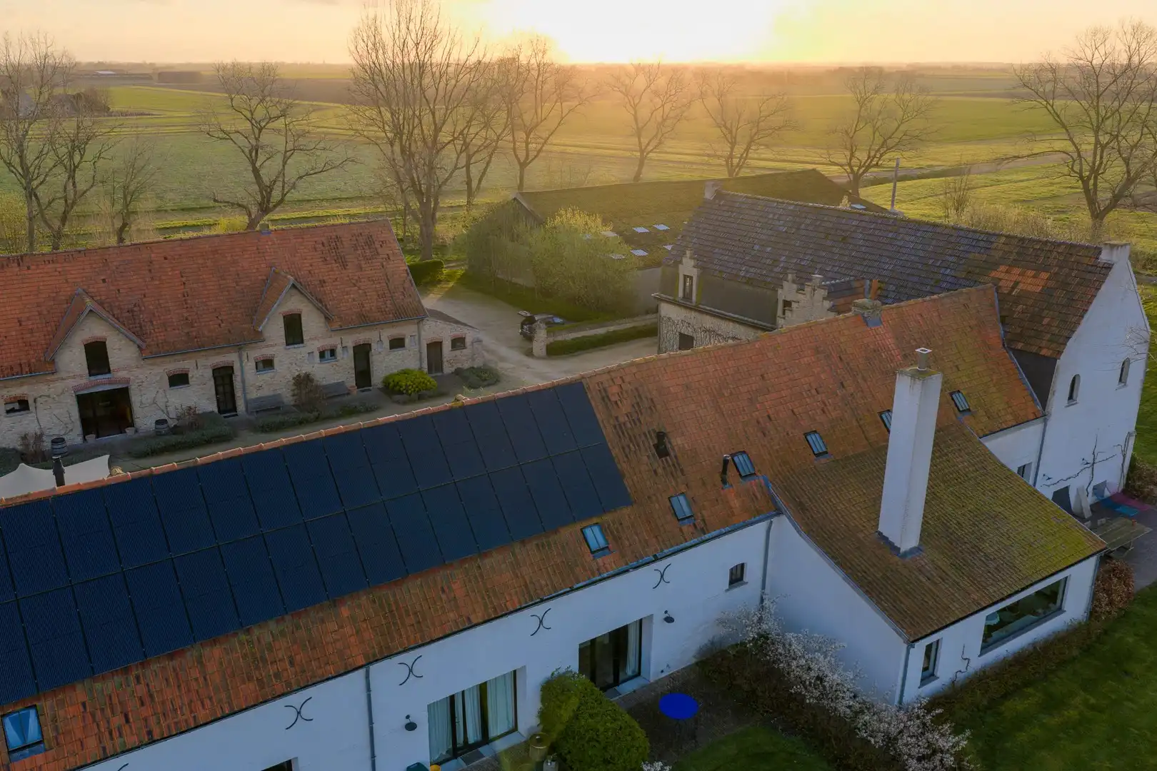 Exclusieve historische herenhoeve 'Groot Noordhof' met 8 vergunde vakantielogies op topligging nabij zee foto 2