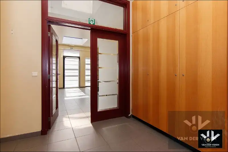 Opbrengsteigendom bestaande uit drie entiteiten: feestzaal/dienstencentrum, kantoorruimte en een duplexappartement kort aan de school en in het centrum van Paal, op een steenworp van het op- en afrittencomplex van de autosnelweg E313! foto 20