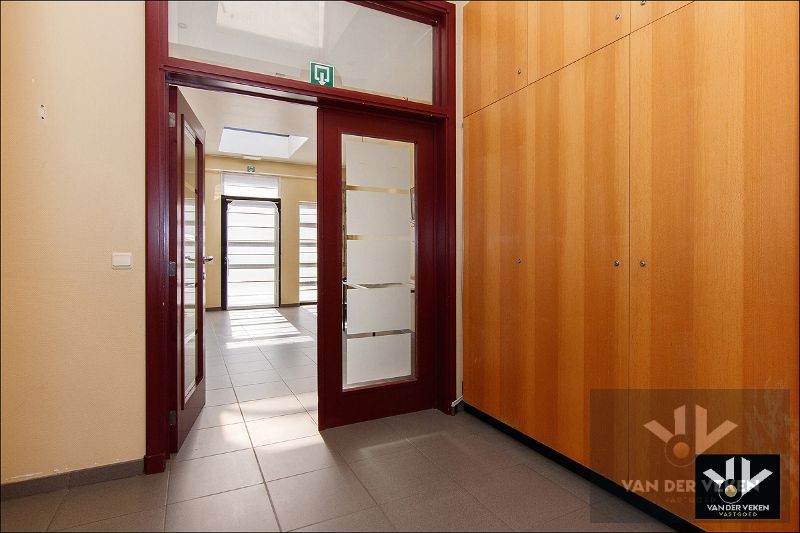 Opbrengsteigendom bestaande uit drie entiteiten: feestzaal/dienstencentrum, kantoorruimte en een duplexappartement kort aan de school en in het centrum van Paal, op een steenworp van het op- en afrittencomplex van de autosnelweg E313! foto 20