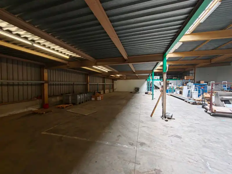 Magazijn met kantoren en ruime buitenopslag langs de A12 foto 11