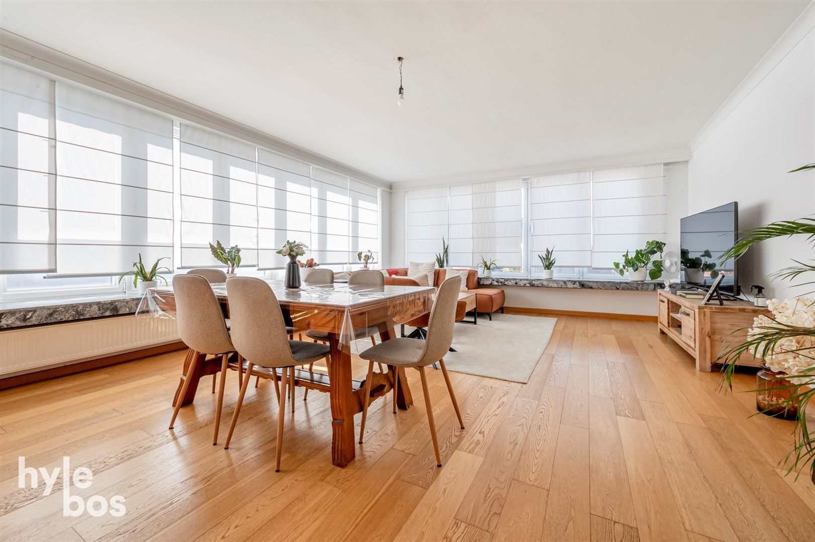 Instapklaar 2 slaapkamer appartement met garage foto 2