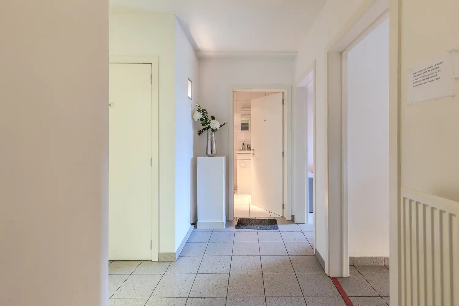Appartement met drie slaapkamers, momenteel ingericht als dokterspraktijk in Maasmechelen. foto 6