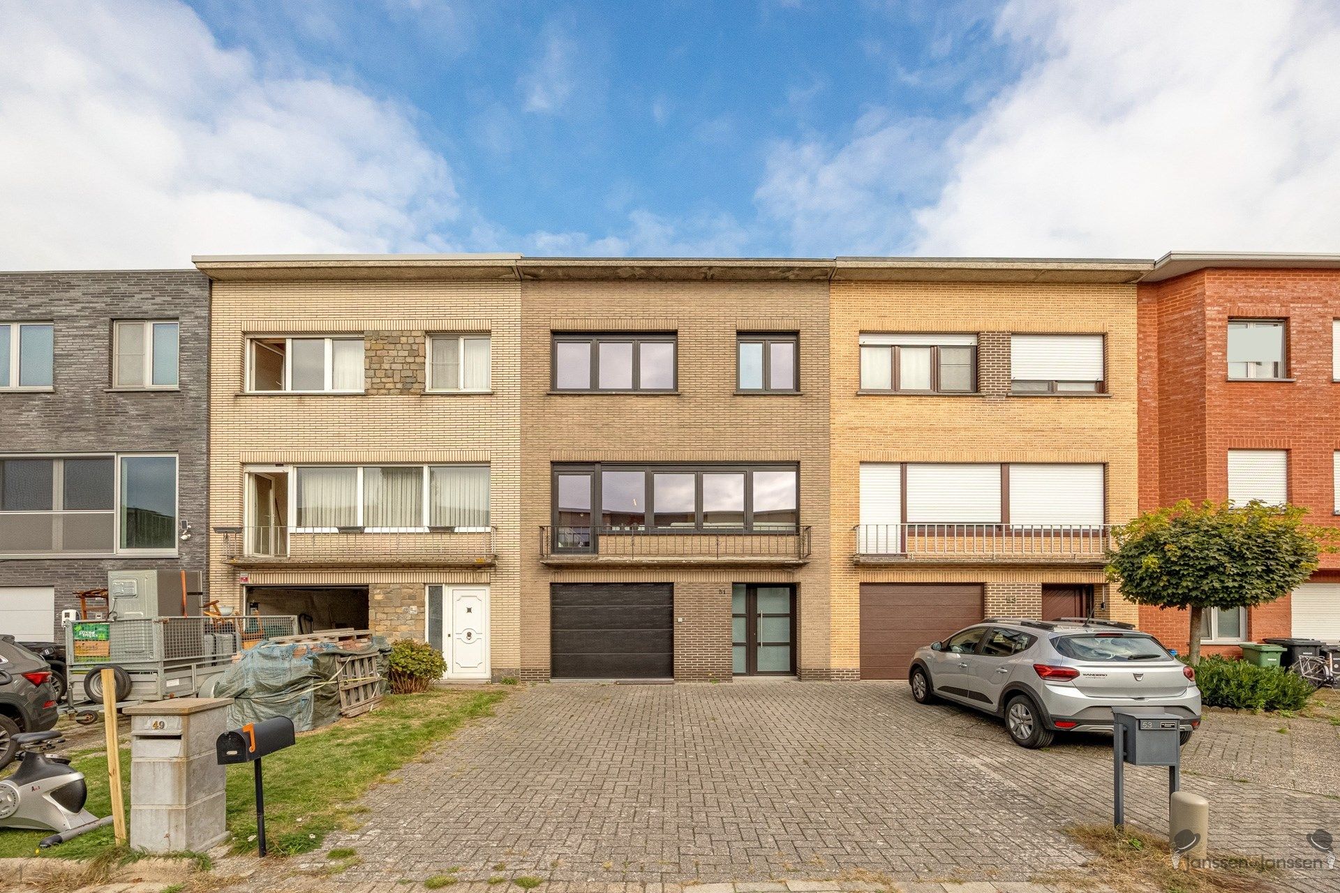 Prachtige en ruime gezinswoning in Stabroek met veel licht en een moderne afwerking. foto {{pictureIndex}}