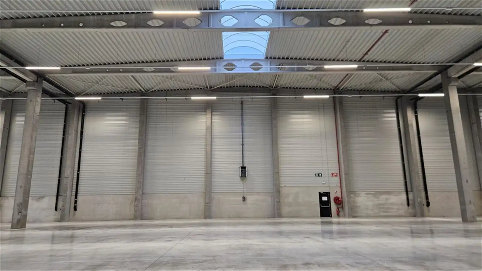 Magazijn met laad- en loskades vlakbij de E17 foto 7