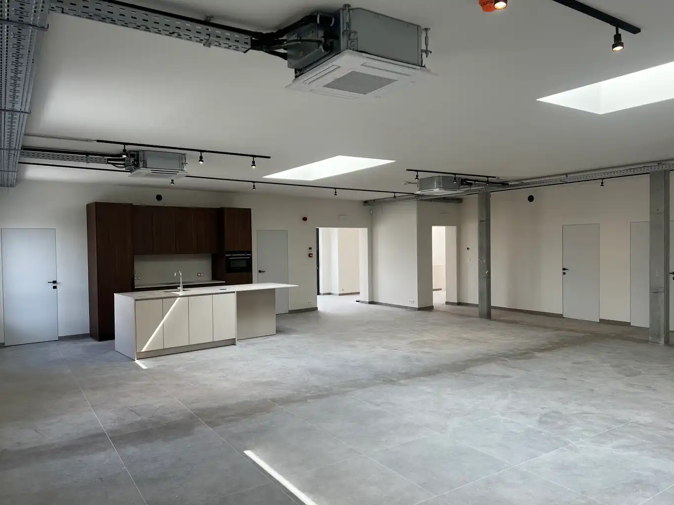 Kantoor met polyvalente ruimte, 4 burelen, vergaderzaal foto 5
