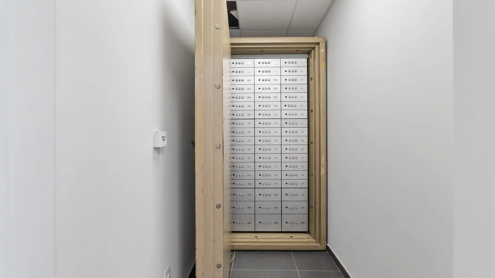 RECENTE, GELIJKVLOERSE KANTOOR-/PRAKTIJKRUIMTE MET GOEDE ZICHTLOCATIE foto 19