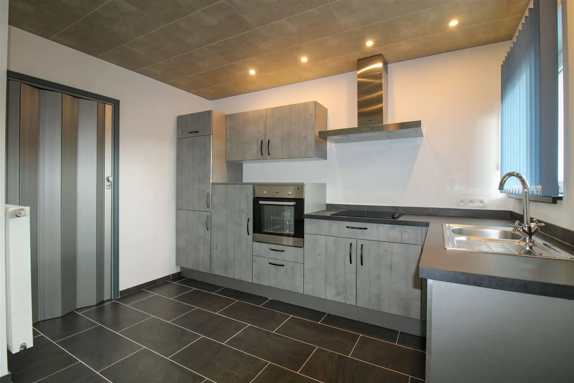 Instapklare gezinswoning met apart bijgebouw met eigen voorzieningen, 4 slaapkamers en inpandige garage op ruim perceel in hartje Maasmechelen! foto 22