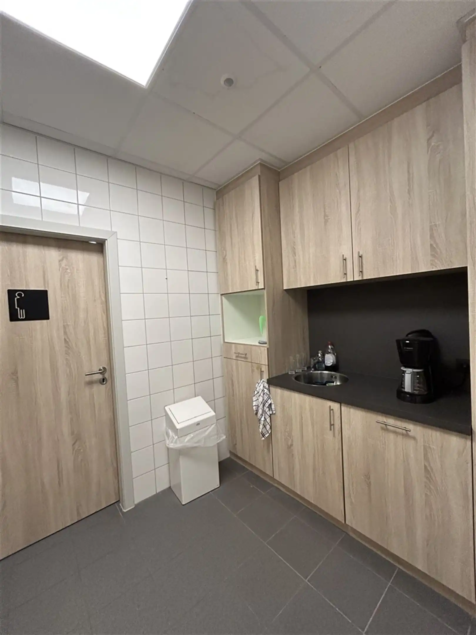 Multifunctioneel kantoorgebouw met veel parking te Houthalen foto 23