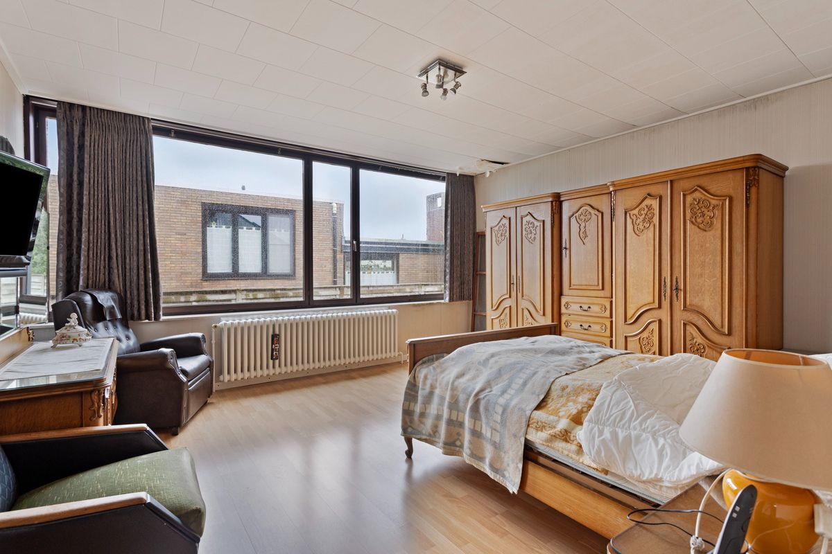 TE RENOVEREN BUNGALOW IN een RUSTIGE WOONWIJK MET MOOIE WOONVOLUMES foto 12