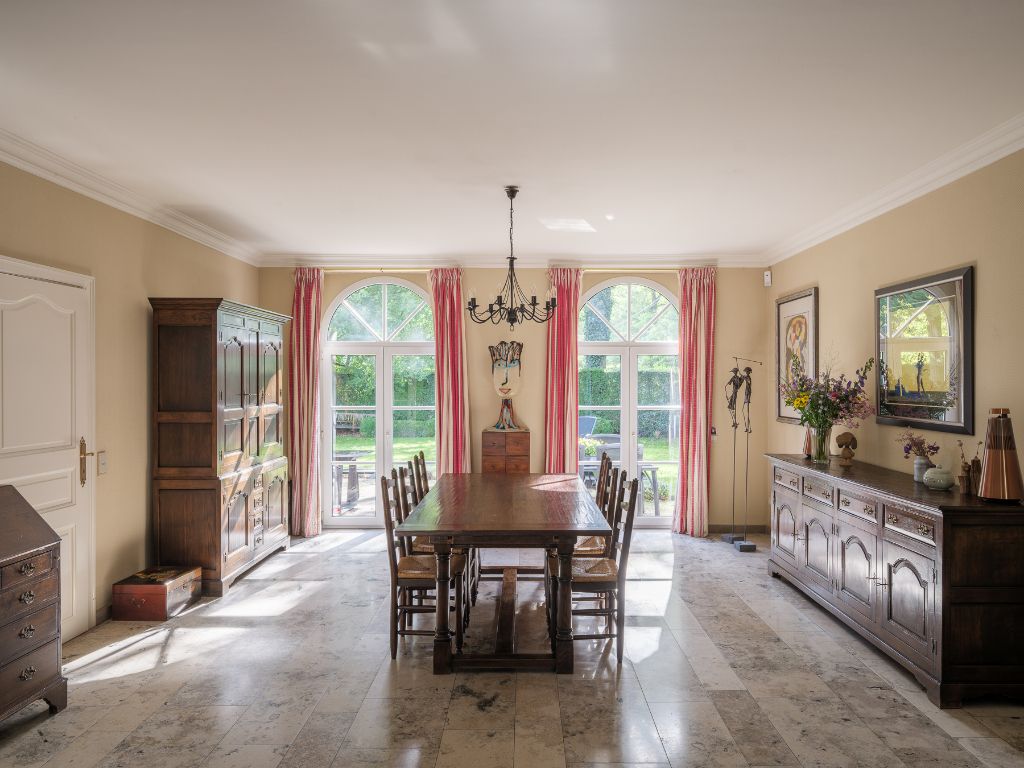 Vrijstaande villa (363 m²) met ruim bijgebouw op een gunstig perceel van 1.205 m² foto 4