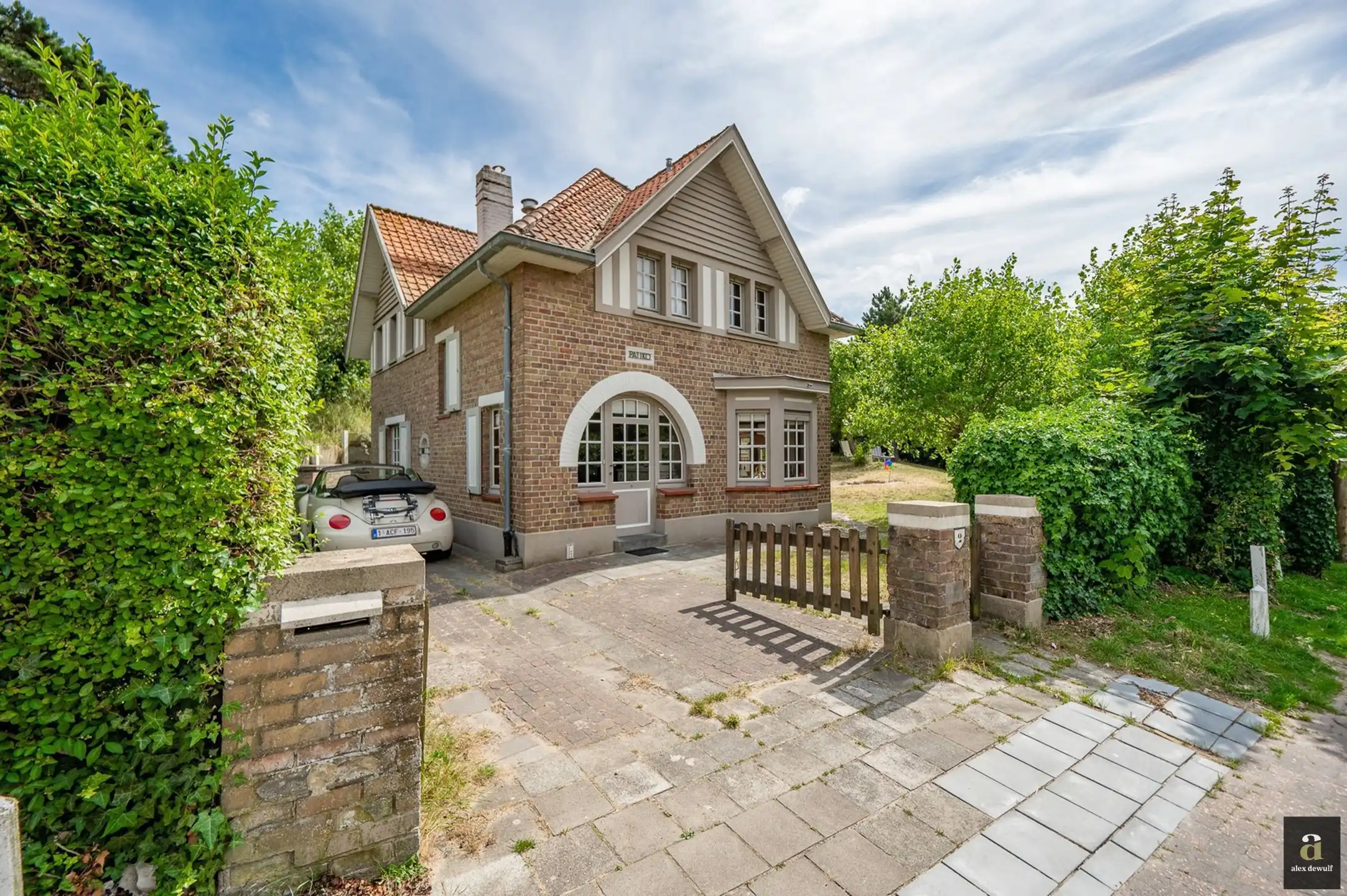 Uiterst charmante villa, rustig gelegen in een verscholen paadje in het Zoute op wandelafstand van de zee. foto 5
