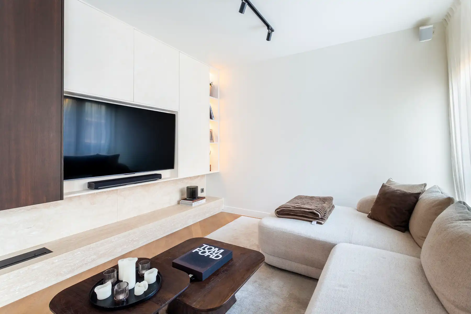 Elegant gerenoveerd appartement met terras foto 5