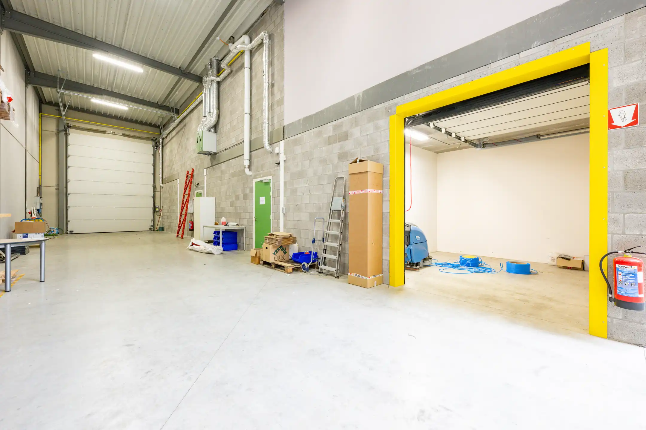 TE HUUR Magazijn + kantoor foto 19