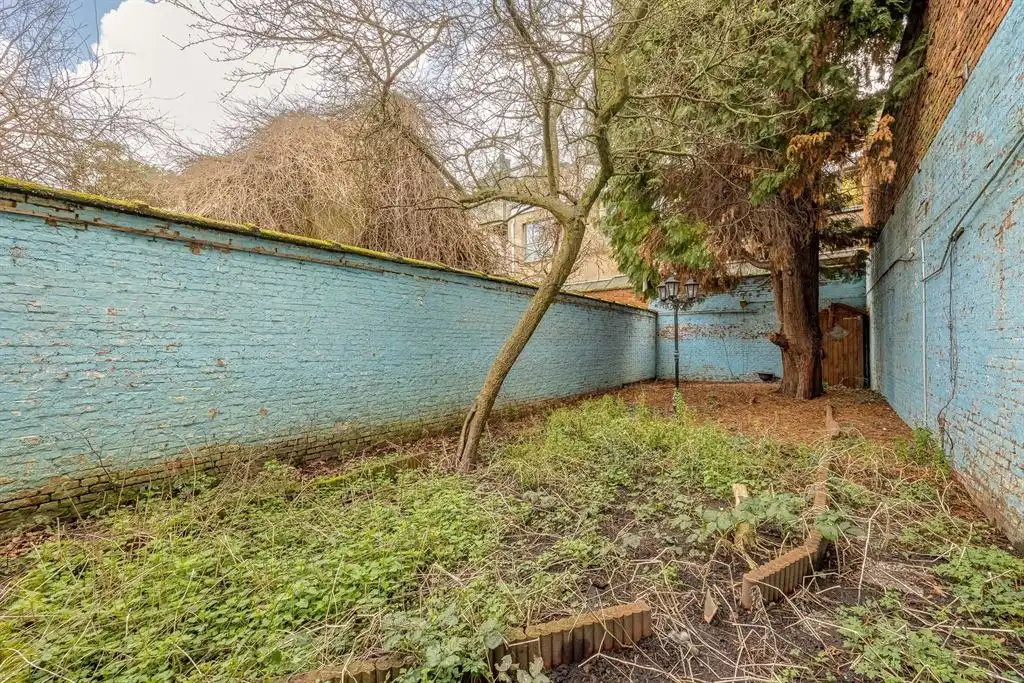 Verrassend ruime te renoveren woning met zonnige tuin foto 8