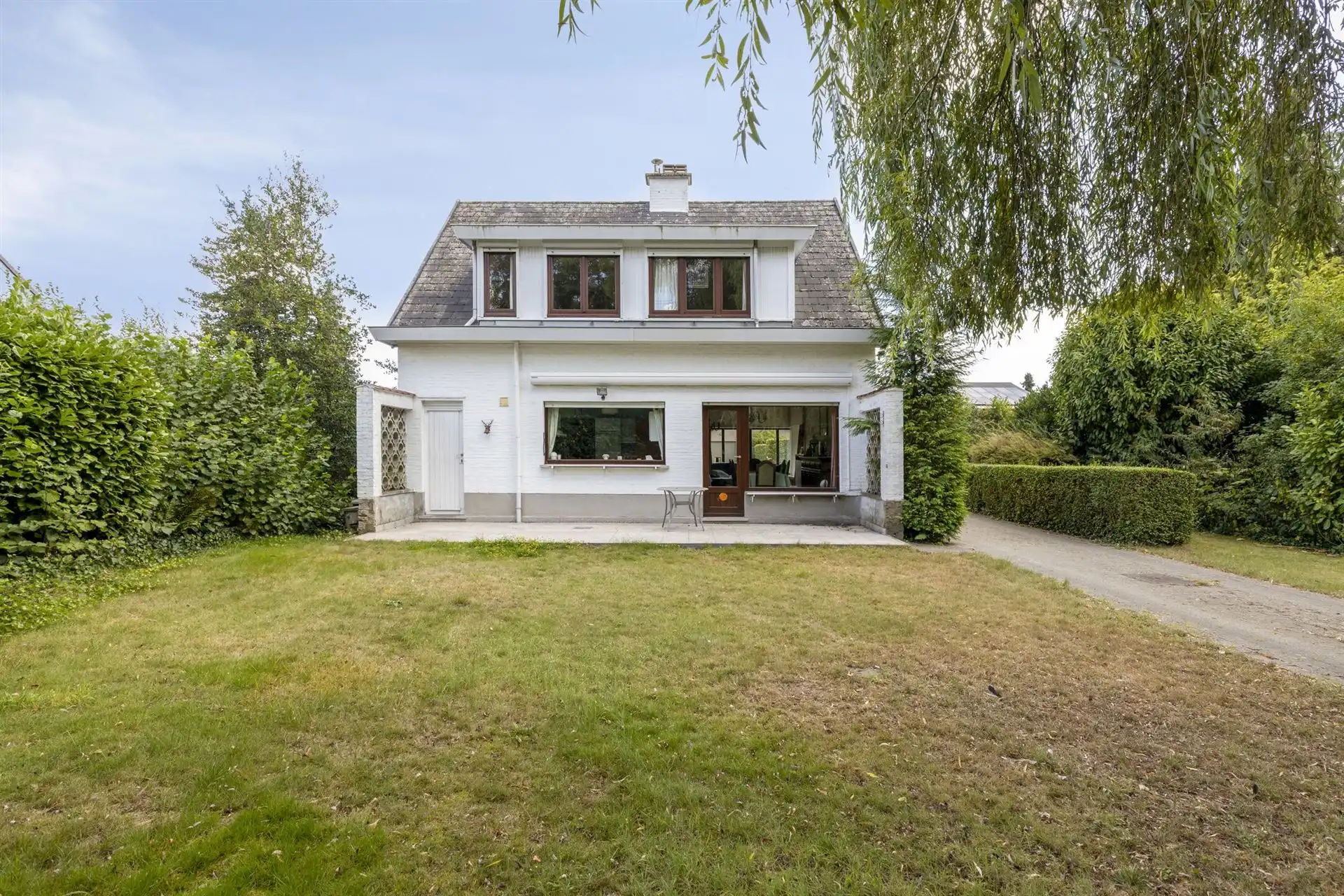Te renoveren woning met 4 slaapkamers, 2 garages en tuin.  foto 19