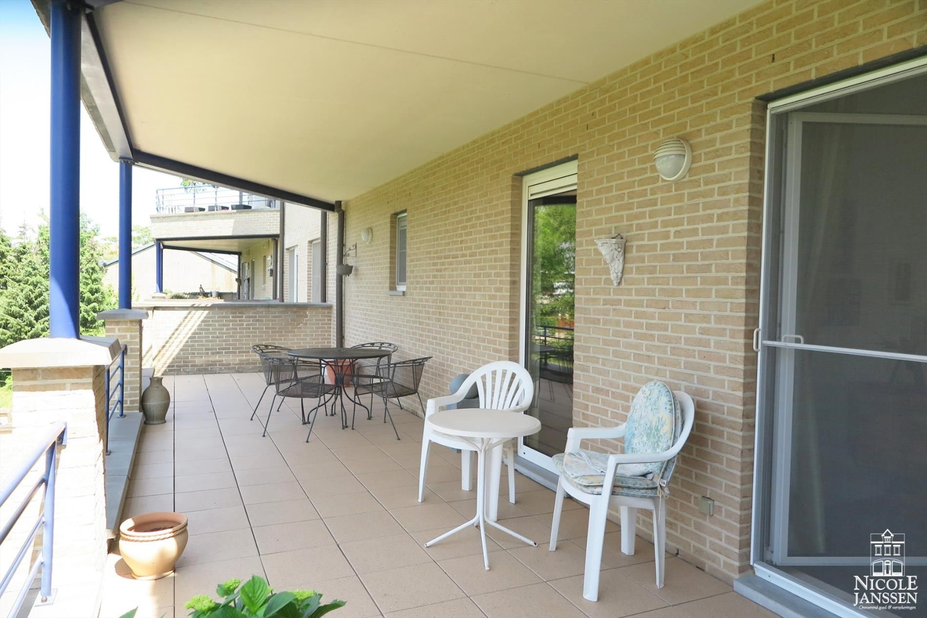 Zeer ruim appartement met twee slaapkamers, een royaal terras en garage met berging foto 17