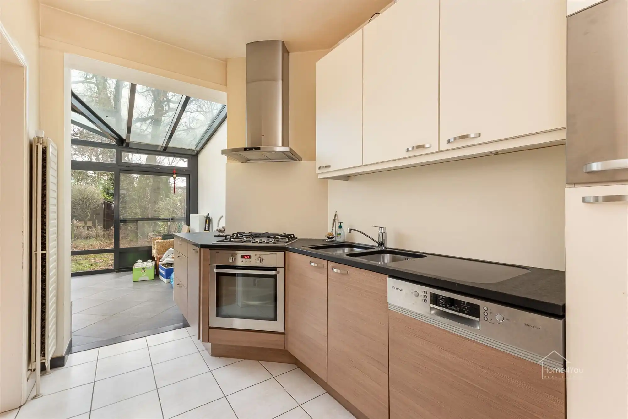 Ruime rijwoning op toplocatie met zongerichte tuin foto 10