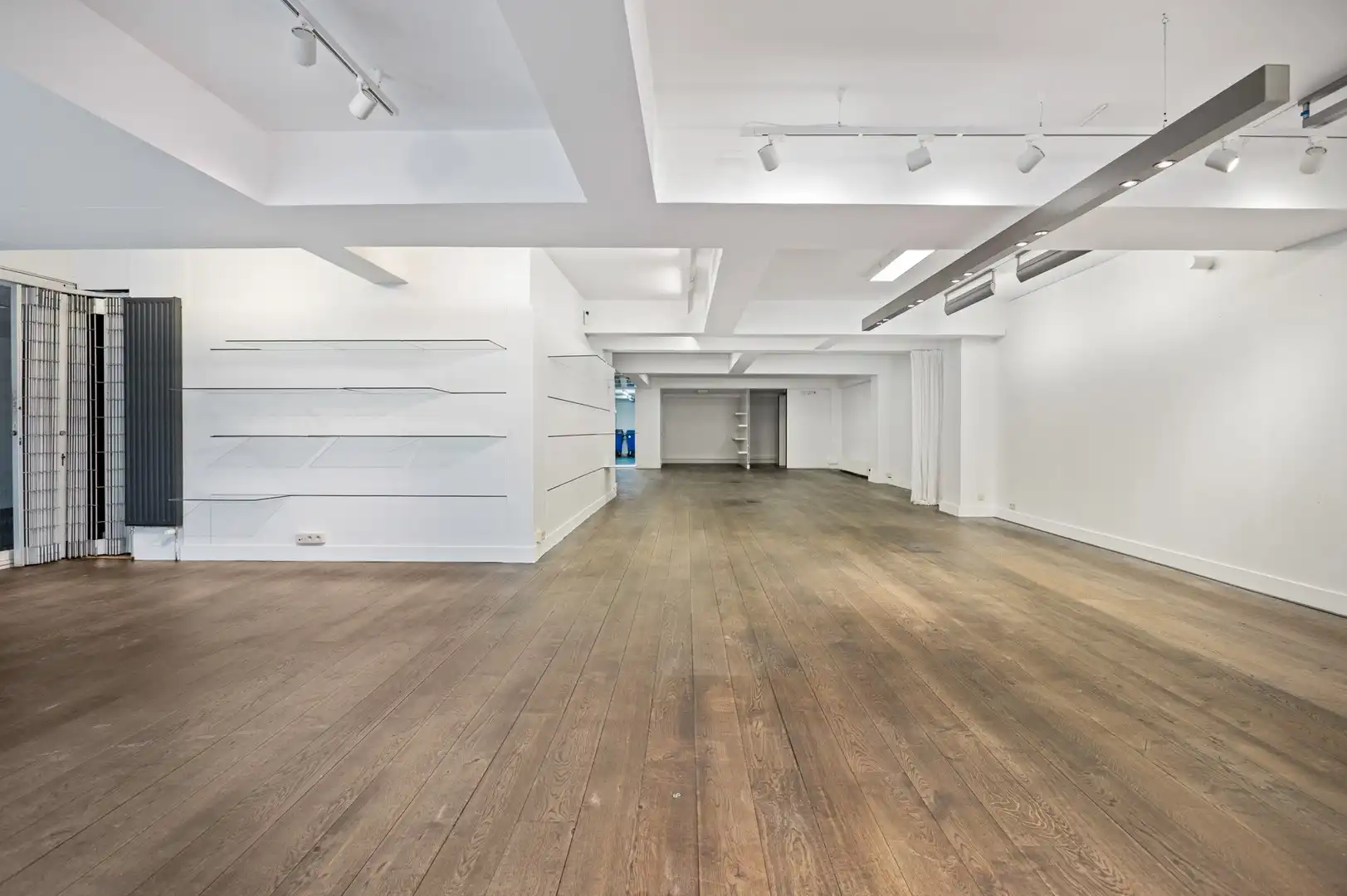 Handelsgelijkvloers met hoge visibiliteit op Bredabaan foto {{pictureIndex}}