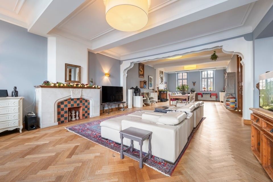 ICONISCH HANDELSPAND MET LUXUEUZE WOONST OP DE GROTE MARKT VAN SINT-TRUIDEN foto 56