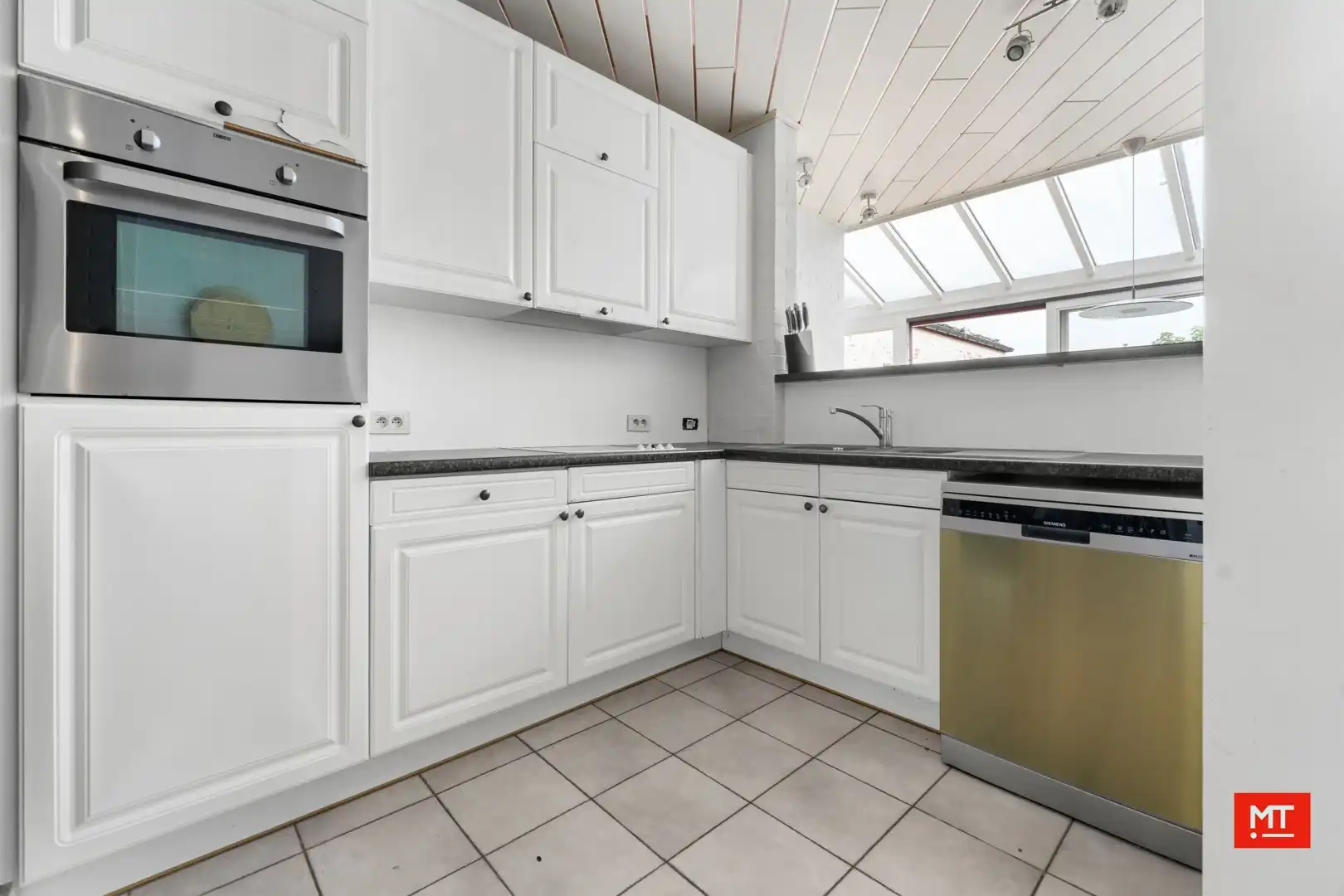 Bijzonder ruime woning met opslagruimte, dubbele garage en uitweg in centrum Langemark foto 5