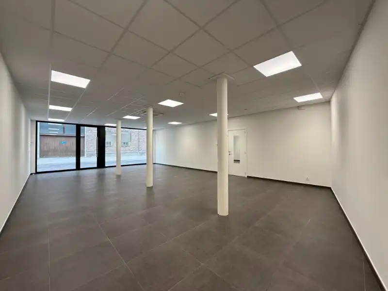Recent en energiezuinig handelspand of kantoor in hartje Temse foto {{pictureIndex}}
