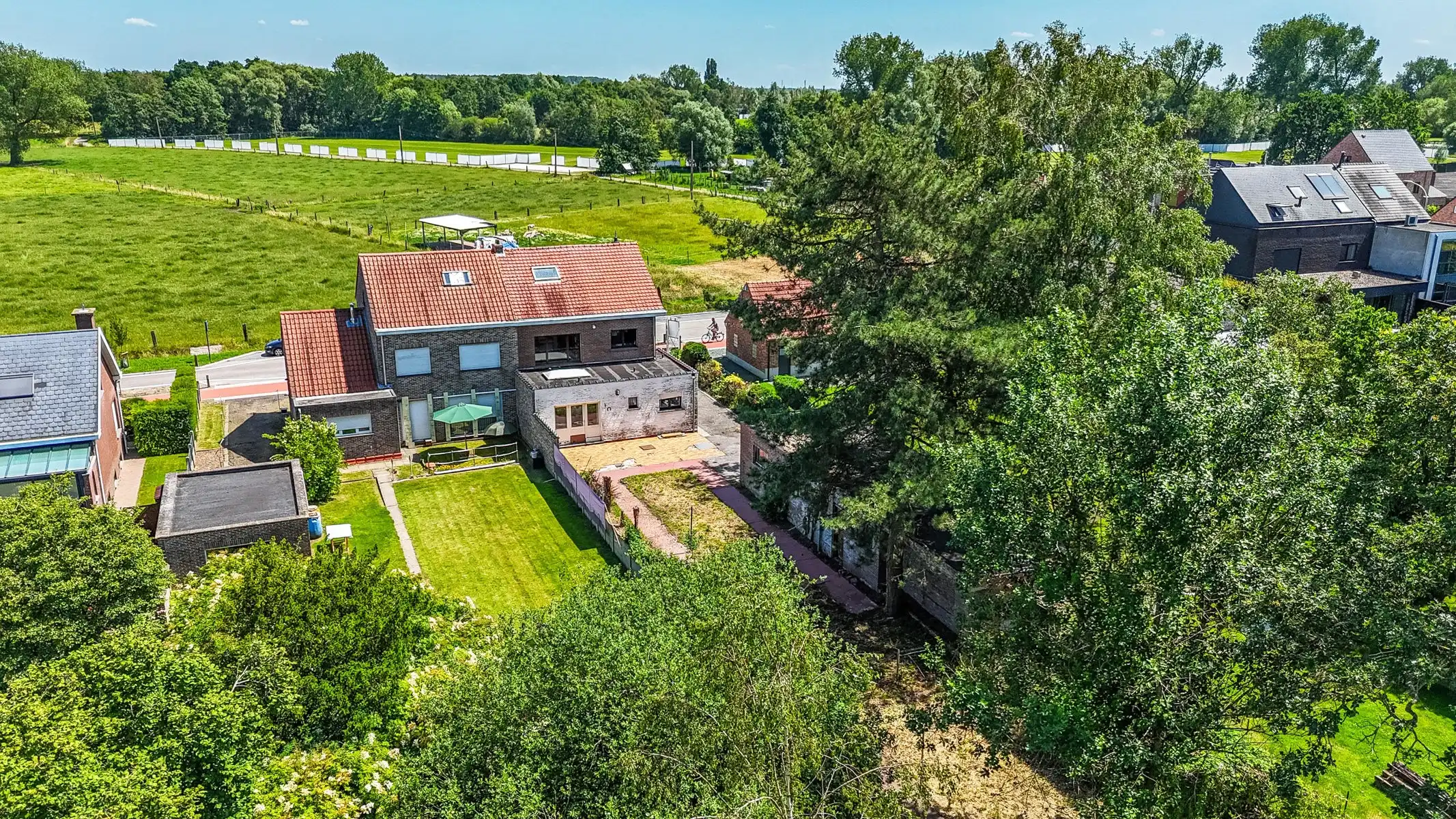 Statige woning met vrij uitzicht & vergund bijgebouw foto 8