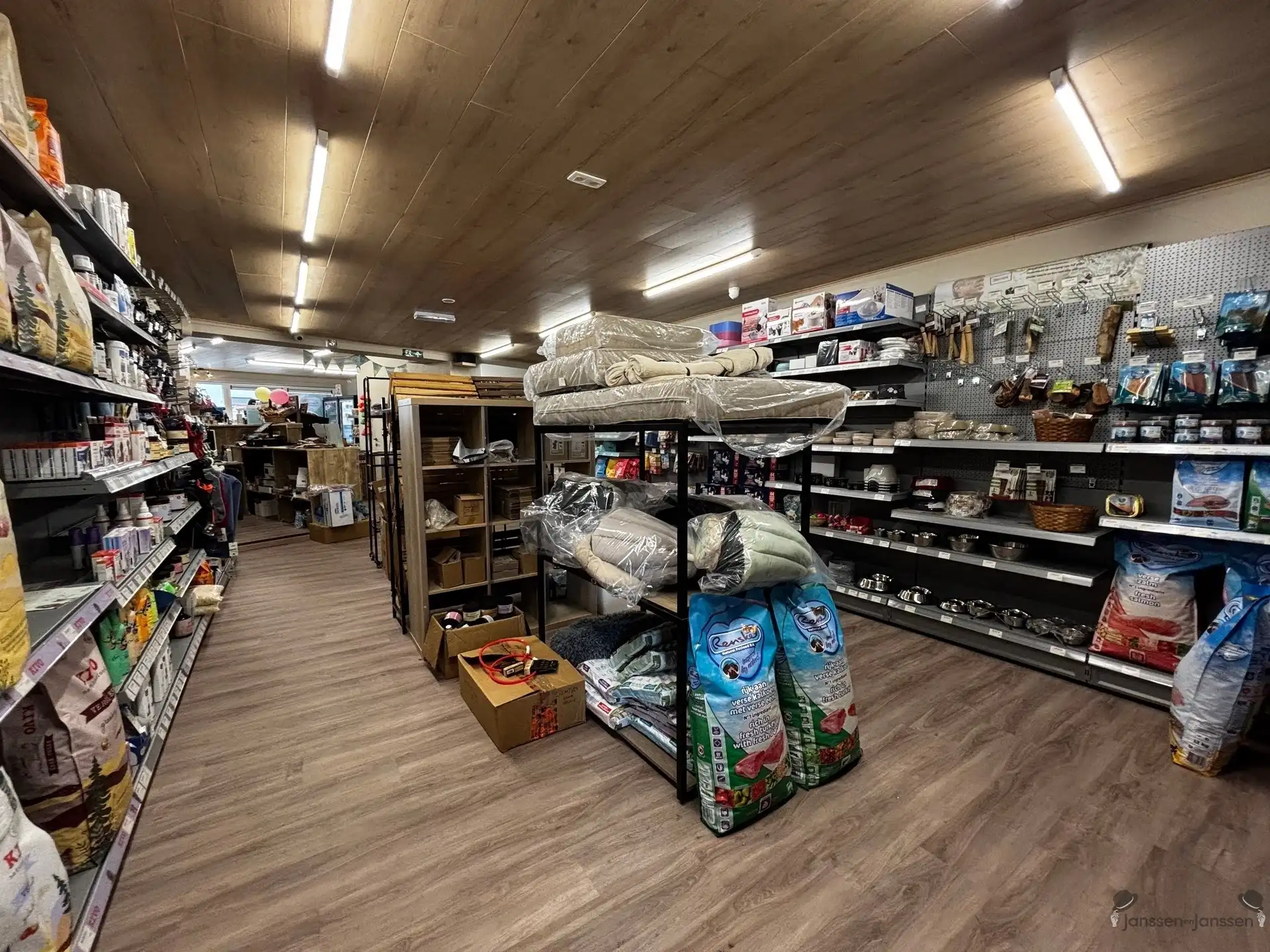 Handelspand met woonst, garage en tuin foto 4