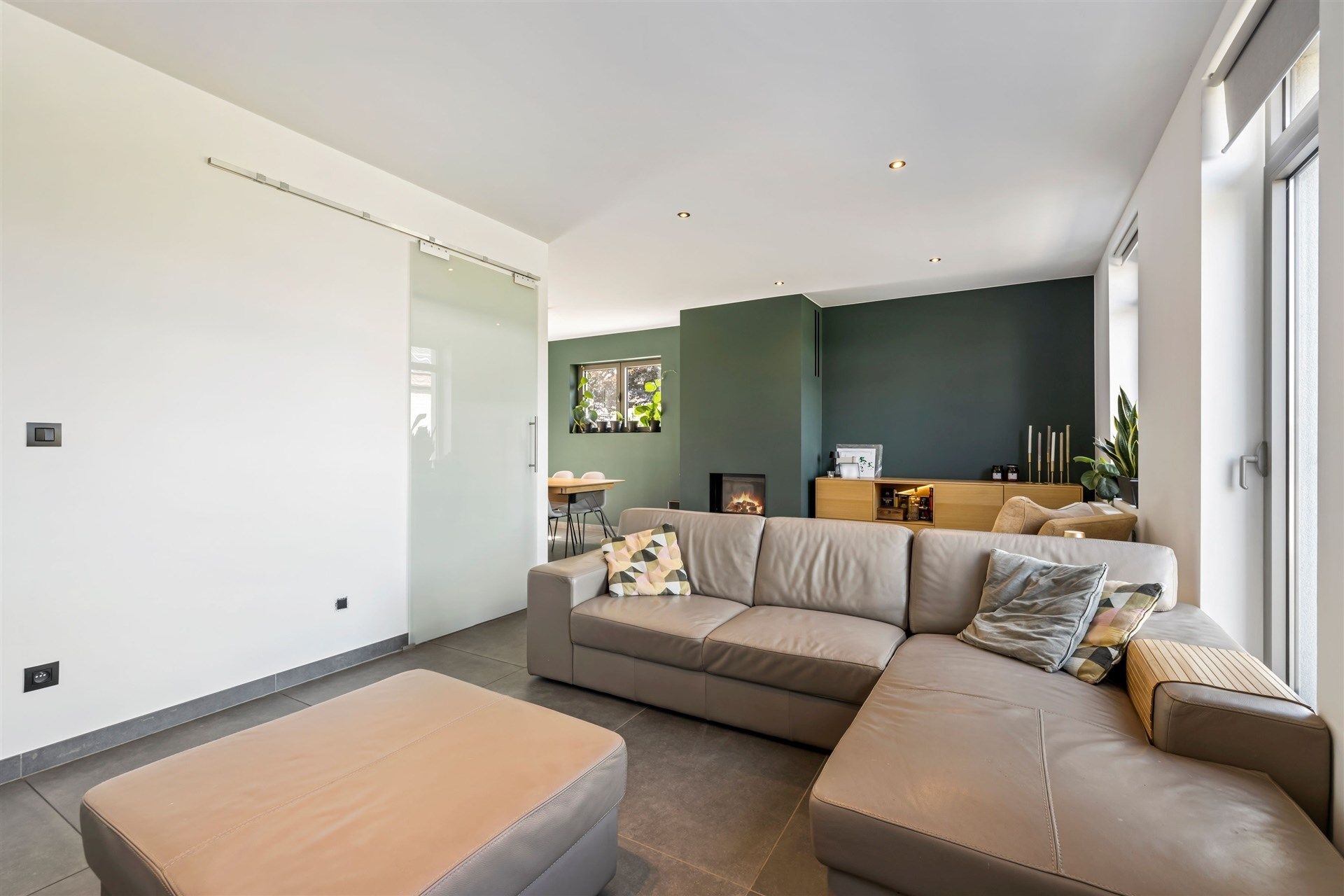 Charmante gezinswoning met dubbele garage, 3 slaapkamers en een zonnige tuin (532m²) foto 4