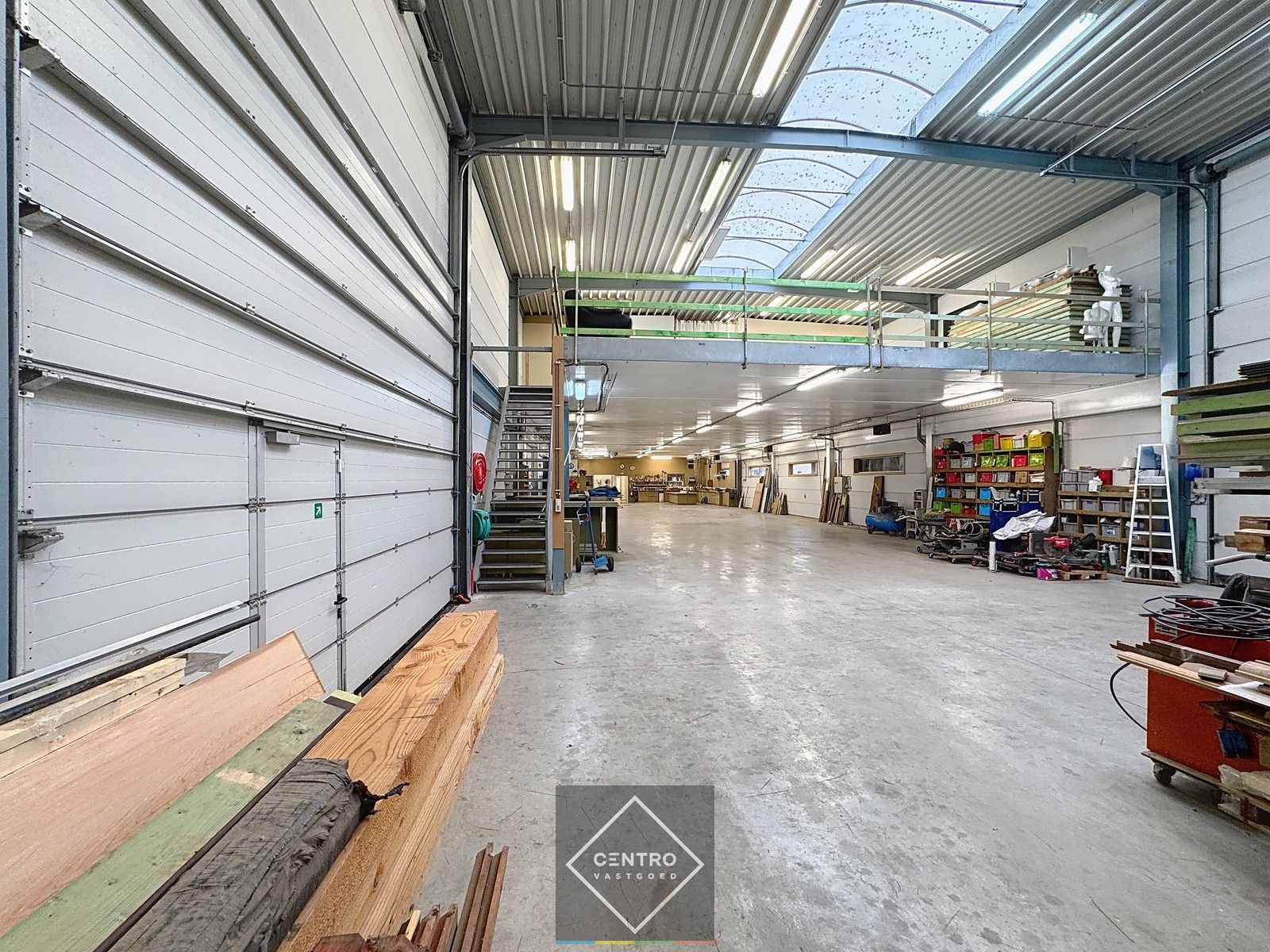 Prachtig BEDRIJFSPAND, bestaande uit MAGAZIJN (576m2 + tussenverdieping), BURELEN en instapklare, alleenstaande WONING. Op ambachtelijke zone te Aalter. foto 2
