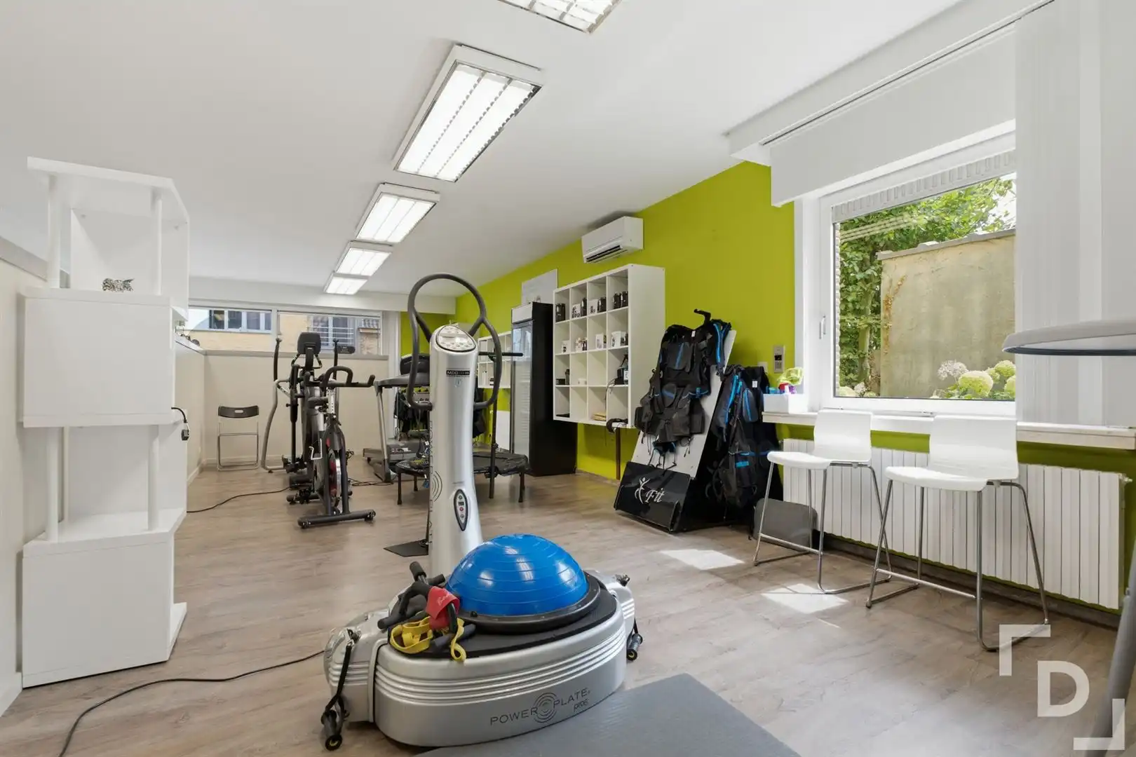 Ruim gebouw te koop met handelsruimte en appartement in Woumen. foto 3