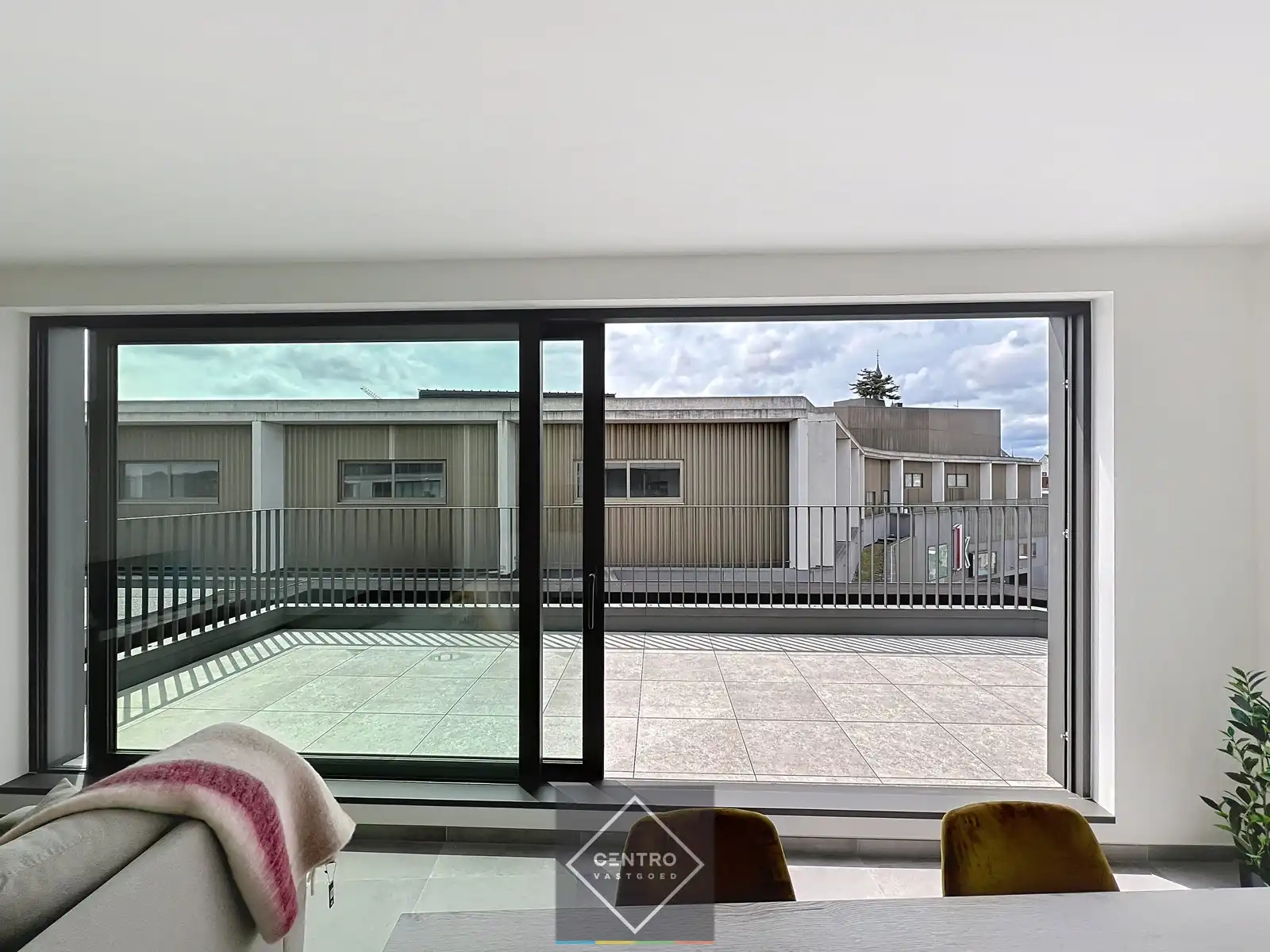 Penthouse (100m²) met RUIME terrassen (33m²) in kleinschalig project pal in het CENTRUM van Kortrijk ! Aankoop aan 6% BTW  mogelijk! foto 4