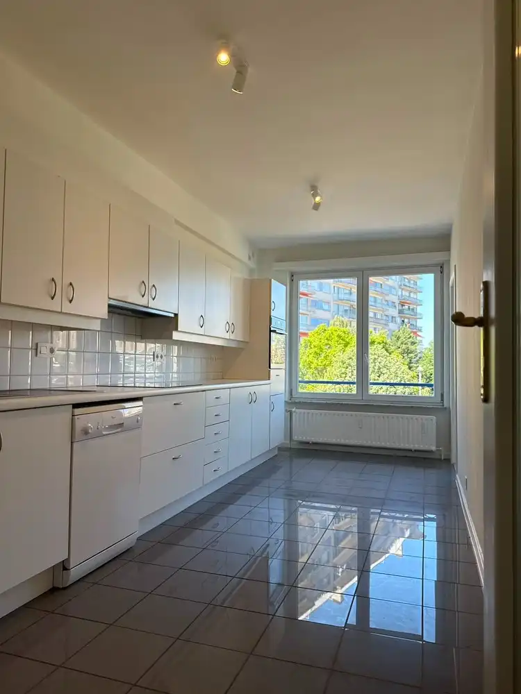 Mooi, gerenoveerd twee-slaapkamerappartement op het tweede verdiep foto 3