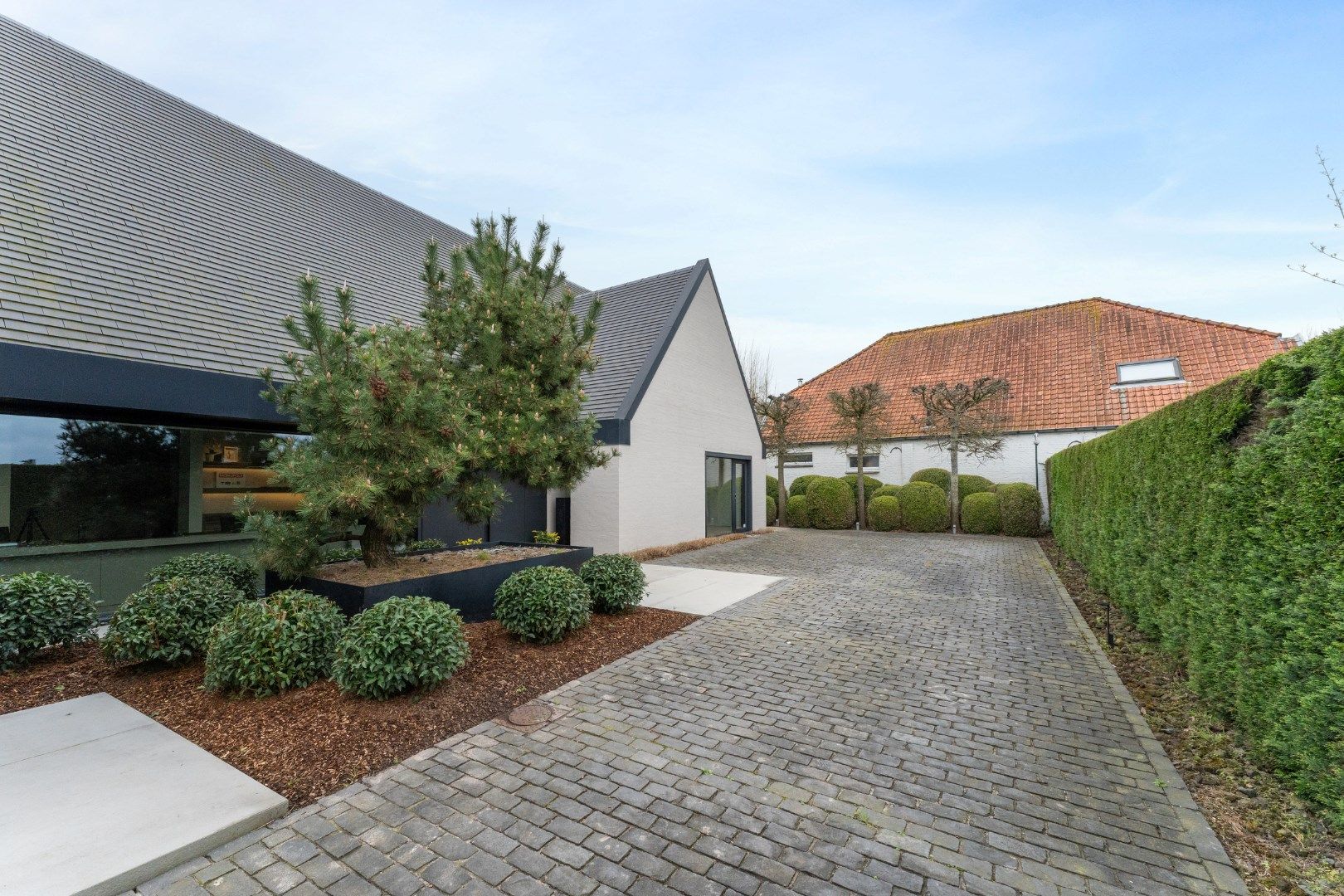 Uitzonderlijk afgewerkte alleenstaande villa  met zwemvijver op een steenworp van Knokke centrum op een zuidgericht perceel van 1.440m². foto 13