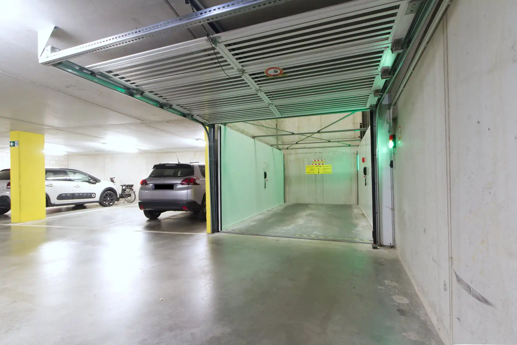 ONDERGRONDSE PARKEERPLAATS - CENTRUM - VEILIG - AUTOLIFT foto 8