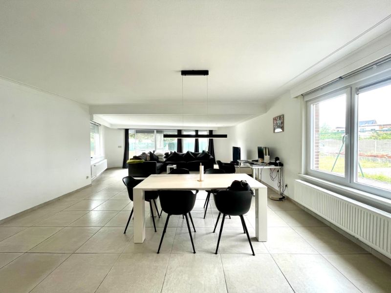 GERENOVEERD GELIJKVLOERS APPARTEMENT MET TWEE SLAAPKAMERS, TUIN EN GARAGE foto 4
