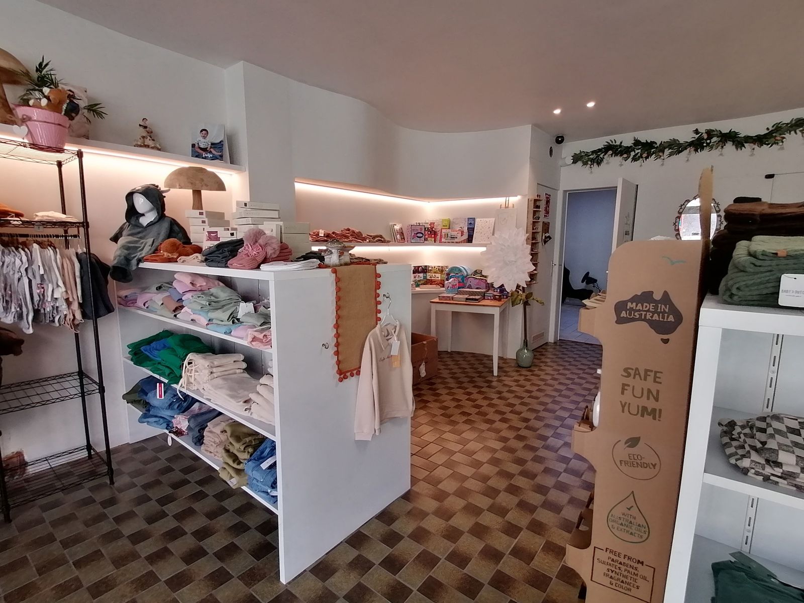 Gebouw bestaande uit handelspand - Woning en studio. foto 7