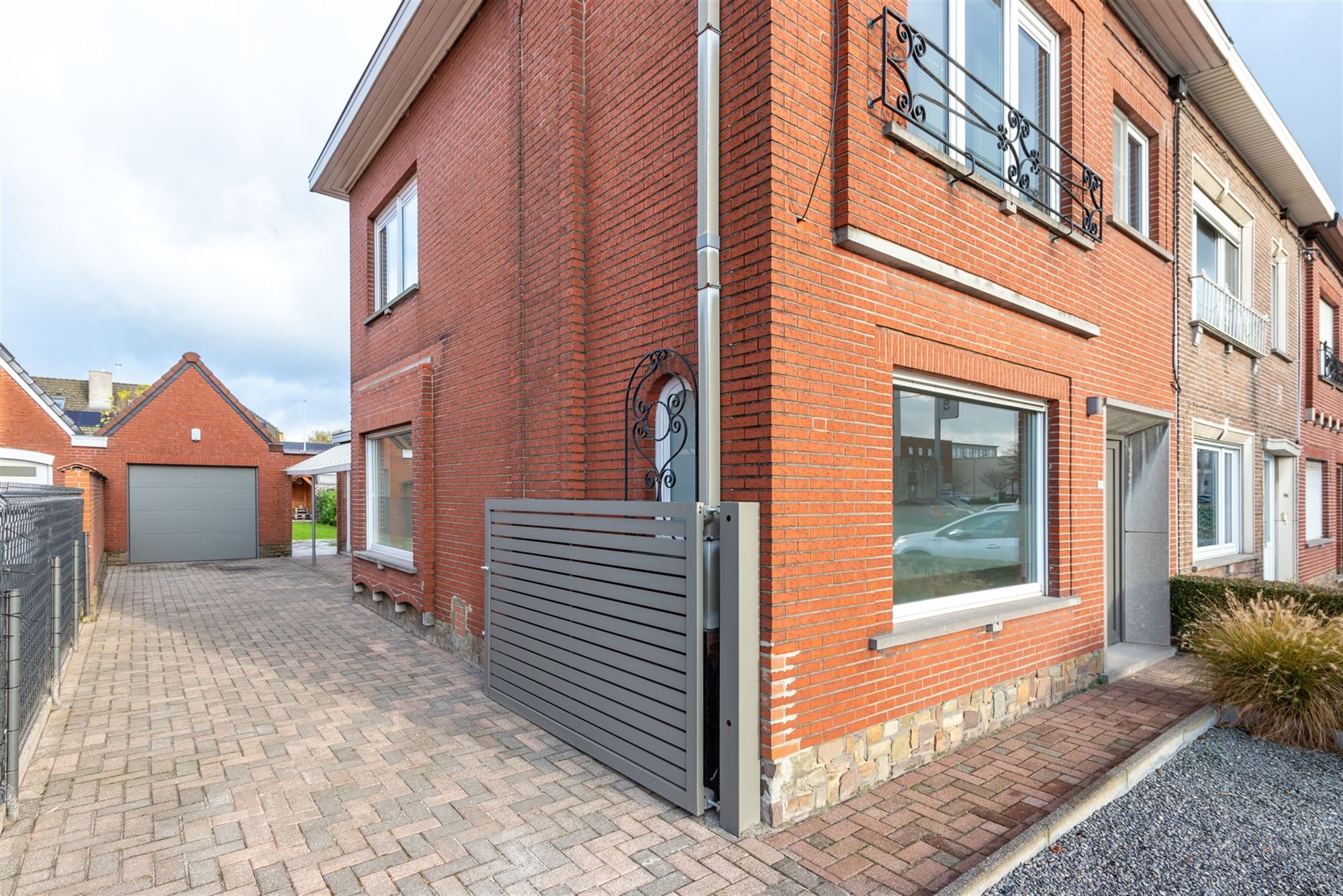 Totaal gerenoveerde woning met 3 slaapkamers, tuin en garage. foto 26