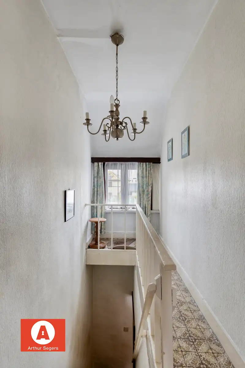 Solide half-open bebouwing met achtergelegen fietswegel. foto 17