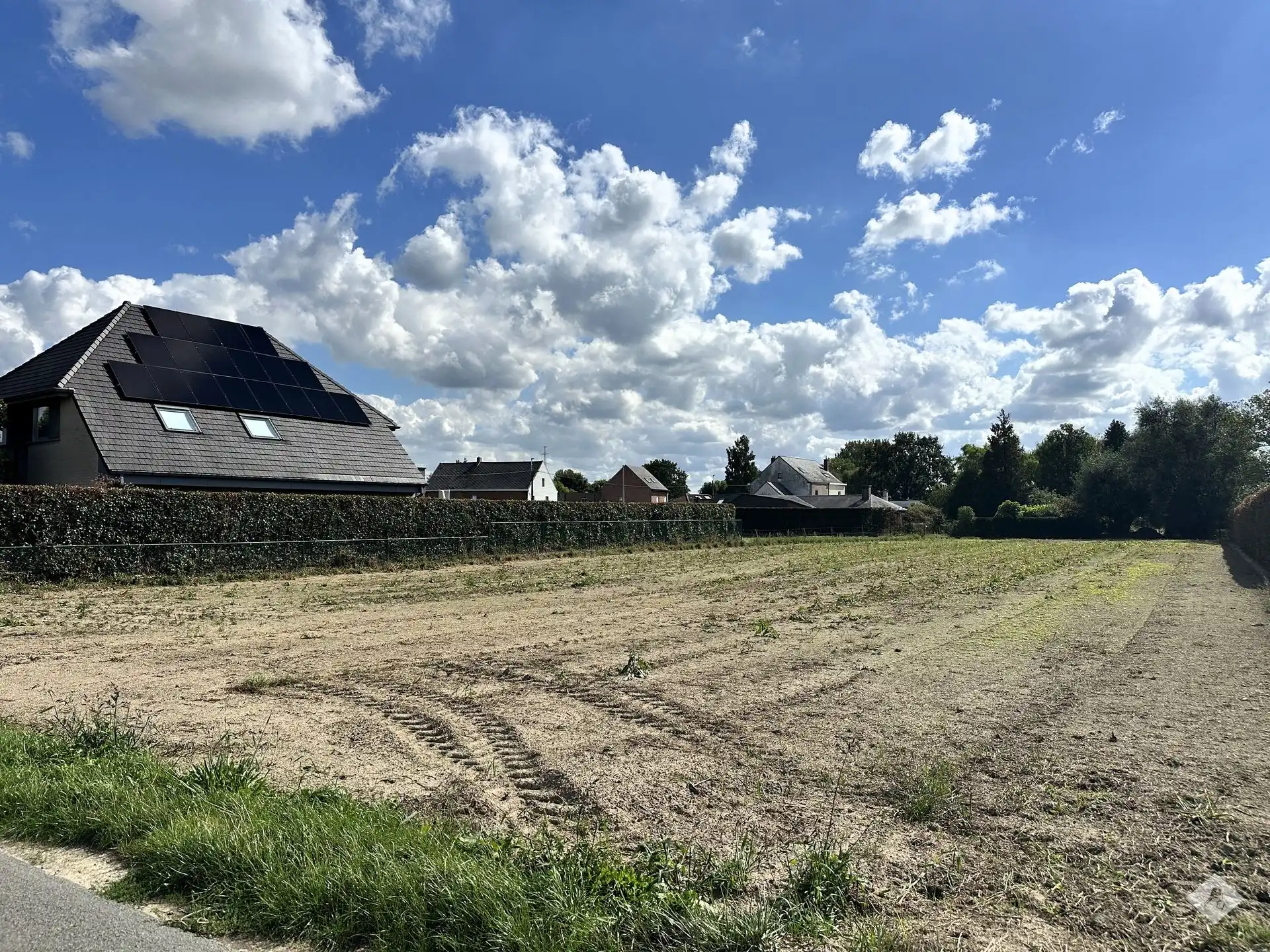 Ruim perceel bouwgrond voor open bebouwing op uitstekende locatie foto {{pictureIndex}}