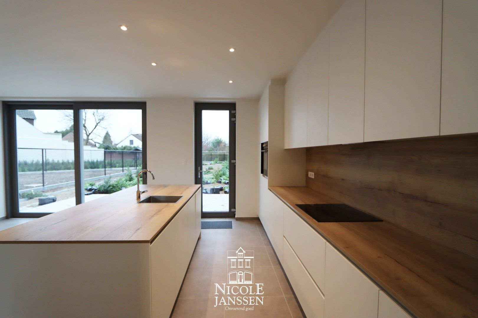 Nieuwbouwwoning met carport foto 7