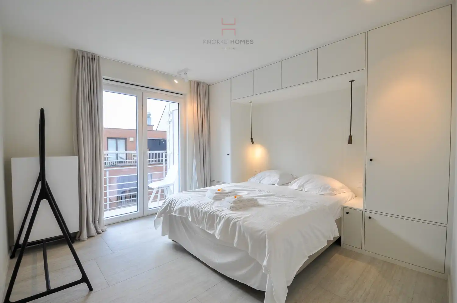 Gerenoveerd appartement met panoramisch zeezicht aan de Zeedijk in Knokke-Duinbergen foto 13